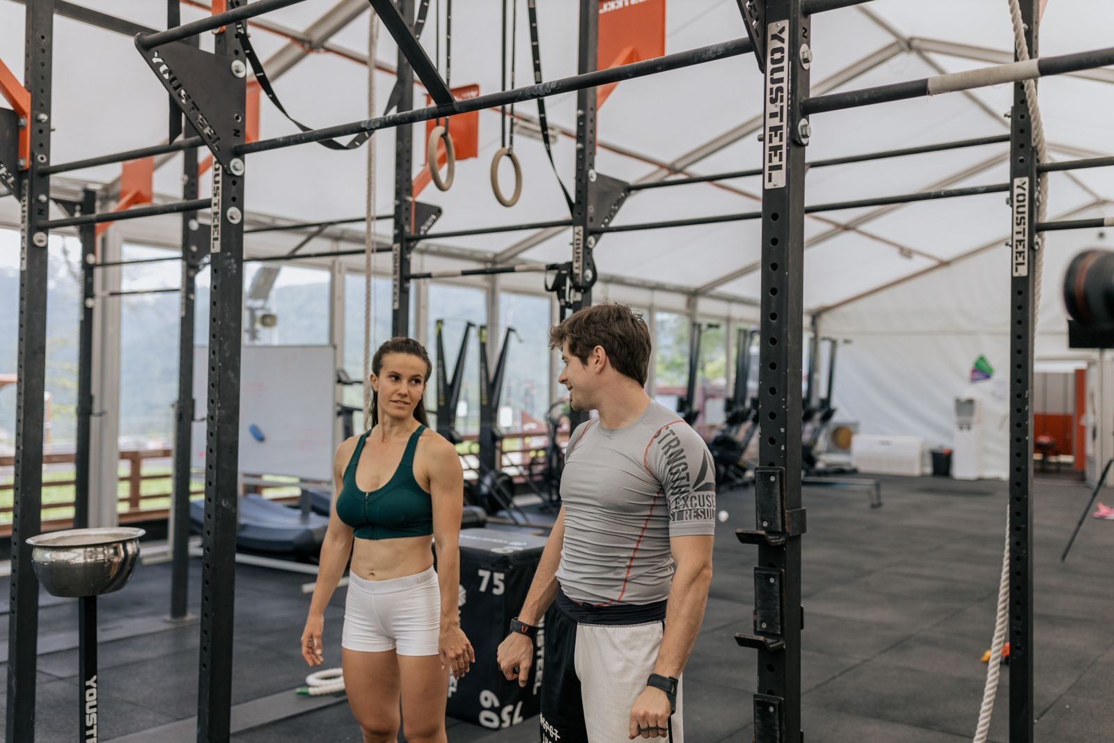 Un coach accueille une nouvelle venue au pied du rig